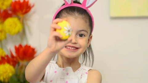 Stock Video Happy Little Girl Showing An Easter Egg Animated Wallpaper - Free Live Wallpaper