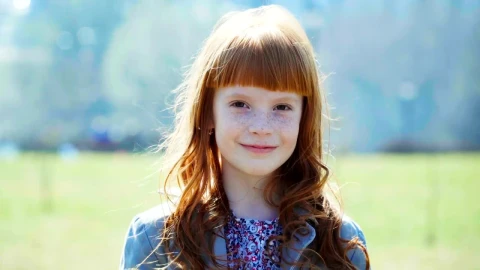 Stock Video Happy Girl Smiling Outside Animated Wallpaper - Free Live Wallpaper