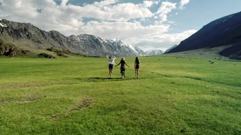 Stock Video Happy Friends Running In Nature Animated Wallpaper - Free Live Wallpaper
