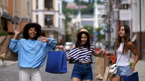 Stock Video Happy Friends Partying On A Shopping Day Animated Wallpaper - Free Live Wallpaper
