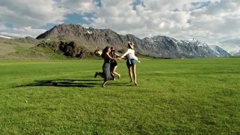 Stock Video Happy Friends Having Fun On The Meadow Animated Wallpaper - Free Live Wallpaper