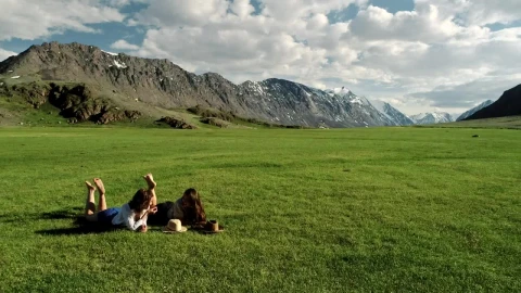 Stock Video Happy Female Friends Talking On Nature Animated Wallpaper - Free Live Wallpaper