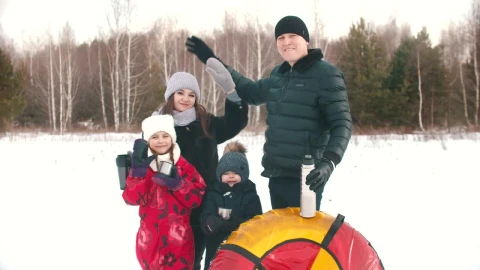 Stock Video Happy Family Waving In A Snowy Forest Animated Wallpaper - Free Live Wallpaper