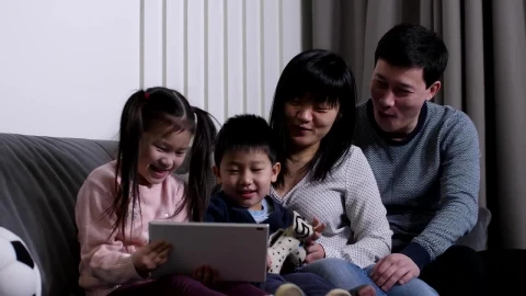 Stock Video Happy Family Watching A Video Together Animated Wallpaper - Free Live Wallpaper
