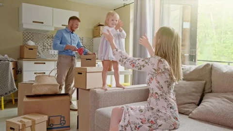 Stock Video Happy Family Packing To Move Animated Wallpaper - Free Live Wallpaper