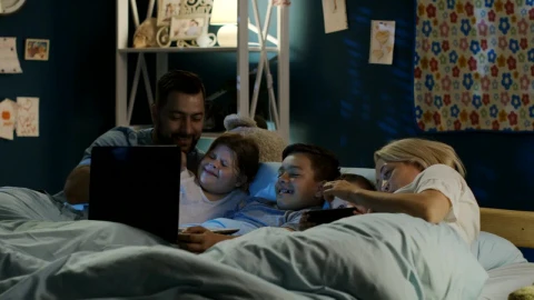 Stock Video Happy Family Movie Night Animated Wallpaper - Free Live Wallpaper