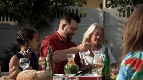 Stock Video Happy Family Eating In The Garden Animated Wallpaper - Free Live Wallpaper