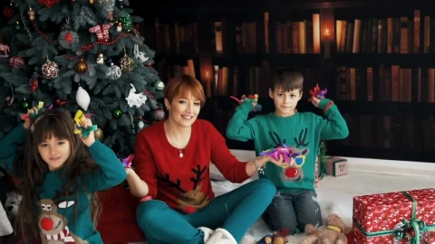Stock Video Happy Family Celebrating Christmas Animated Wallpaper - Free Live Wallpaper