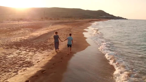 Stock Video Happy Couple Walks Along The Beach At The Seaside Animated Wallpaper - Free Live Wallpaper