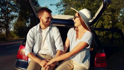 Stock Video Happy Couple Holding Hands Before Their Roadtrip Animated Wallpaper - Free Live Wallpaper