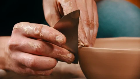 Stock Video Hans Molding A Clay Bowl With A Metal Tool Animated Wallpaper - Free Live Wallpaper