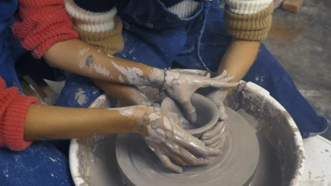 Stock Video Hands Of Two Girlfriends Shaping A Vase With Clay Animated Wallpaper - Free Live Wallpaper