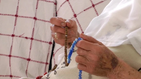 Stock Video Hands Of Old Woman Praying With The Rosary Animated Wallpaper - Free Live Wallpaper