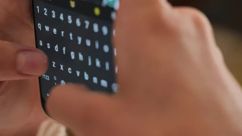Stock Video Hands Of A Young Woman Typing On Her Smartphone Animated Wallpaper - Free Live Wallpaper