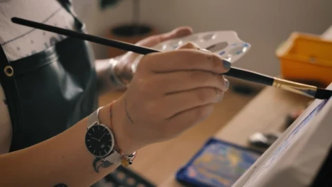 Stock Video Hands Of A Young Woman Painting On A Canvas Animated Wallpaper - Free Live Wallpaper