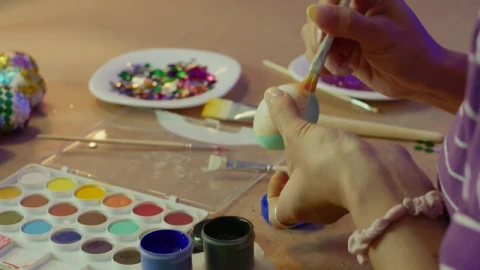 Stock Video Hands Of A Woman Painting Easter Eggs Animated Wallpaper - Free Live Wallpaper