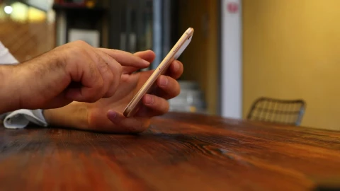 Stock Video Hands Of A Man Using His Cellphone Animated Wallpaper - Free Live Wallpaper