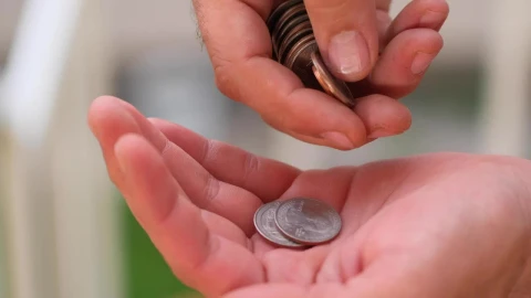 Stock Video Hands Of A Man Counting Coins Close Up View Animated Wallpaper - Free Live Wallpaper