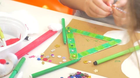 Stock Video Hands Of A Girl Doing Crafts Animated Wallpaper - Free Live Wallpaper