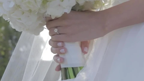 Stock Video Hands Of A Bride With The Ring And Her Bouquet Animated Wallpaper - Free Live Wallpaper