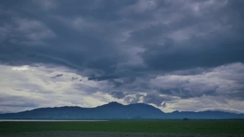 Stock Video Landscape Of An Immense Plain Surrounded By Hills Animated Wallpaper - Free Live Wallpaper