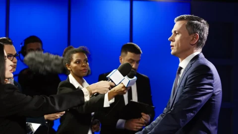 Stock Video Man In A Suit Gives An Interview To Reporters Animated Wallpaper - Free Live Wallpaper