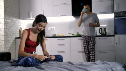 Stock Video Man Holding His Pregnant Wife Animated Wallpaper - Free Live Wallpaper