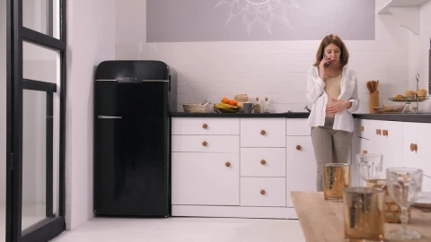 Stock Video Man Giving His Pregnant Wife A Gift Animated Wallpaper - Free Live Wallpaper