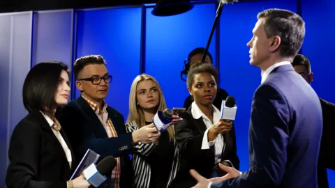 Stock Video Man Giving An Interview To A Group Of Reporters Animated Wallpaper - Free Live Wallpaper
