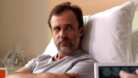 Stock Video Man Given Bad News By Their Doctor Animated Wallpaper - Free Live Wallpaper