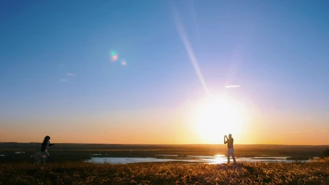 Stock Video Man Flying A Kite And A Girl Running At Sunset Animated Wallpaper - Free Live Wallpaper