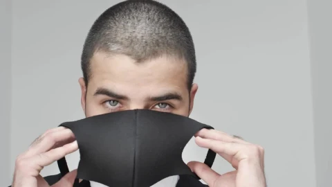 Stock Video Man Facing The Camera While Putting On A Mask Animated Wallpaper - Free Live Wallpaper
