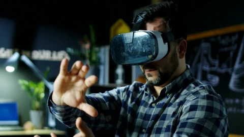 Stock Video Man Exploring Virtual Reality Animated Wallpaper - Free Live Wallpaper