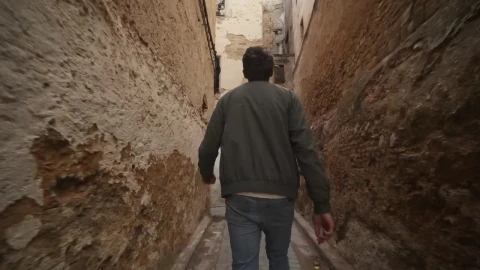 Stock Video Man Exploring Urban Corridors In Morocco Animated Wallpaper - Free Live Wallpaper