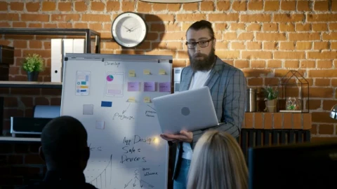 Stock Video Man Explaining Charts To A Small Audience Animated Wallpaper - Free Live Wallpaper