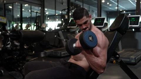 Stock Video Man Exercising Biceps In A Gym Animated Wallpaper - Free Live Wallpaper