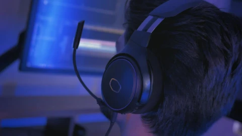 Stock Video Man Editing A Video At A Workstation Animated Wallpaper - Free Live Wallpaper
