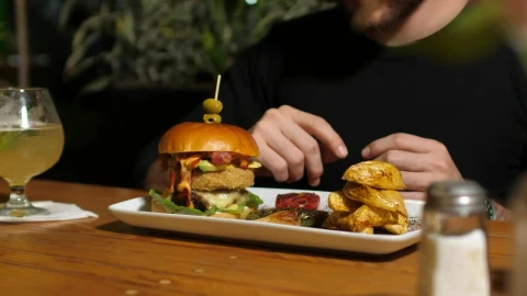 Stock Video Man Eating A Hamburger Animated Wallpaper - Free Live Wallpaper