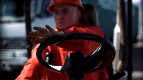 Stock Video Man Driving A Loading Car Animated Wallpaper - Free Live Wallpaper