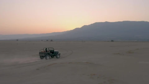 Stock Video Man Driving A Jeep Crossing A Desert Animated Wallpaper - Free Live Wallpaper