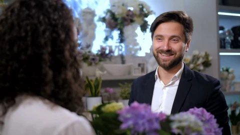 Stock Video Man Discussing A Flower Arrangement Animated Wallpaper - Free Live Wallpaper