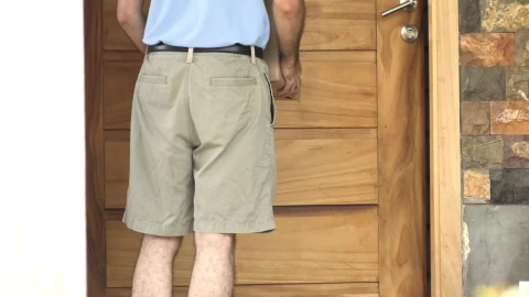 Stock Video Man Delivering A Package To A Girl Animated Wallpaper - Free Live Wallpaper