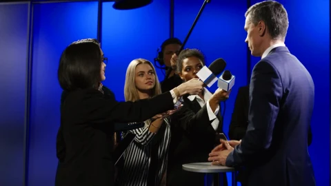 Stock Video Man Cutting Off The Interview With Reporters Animated Wallpaper - Free Live Wallpaper