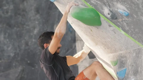 Stock Video Man Climbing Up A Sloping Mountaineering Wall Animated Wallpaper - Free Live Wallpaper