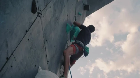 Stock Video Man Climbing To The Top Of A Mountaineering Wall Animated Wallpaper - Free Live Wallpaper