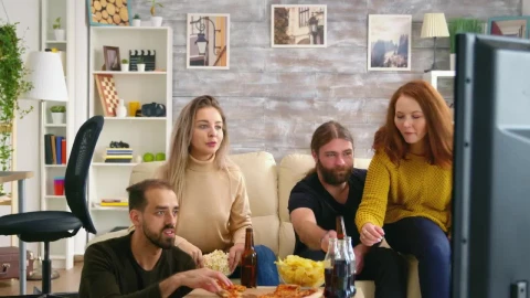 Stock Video Man Clapping While Watching Tv With Friends Animated Wallpaper - Free Live Wallpaper