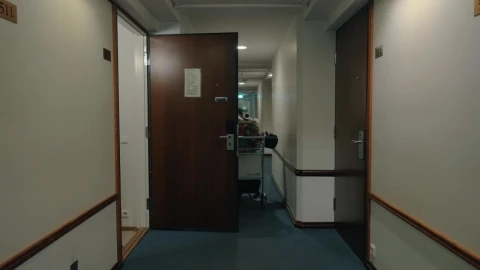 Stock Video Man Checking Out Of A Hotel Room Animated Wallpaper - Free Live Wallpaper