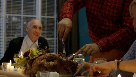 Stock Video Man Carving Turkey On Thanksgiving Dinner Animated Wallpaper - Free Live Wallpaper