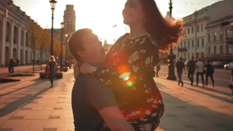 Stock Video Man Carrying His Girlfriend In The City Animated Wallpaper - Free Live Wallpaper