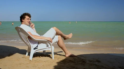 Stock Video Man Calling Home While On Vacation Animated Wallpaper - Free Live Wallpaper